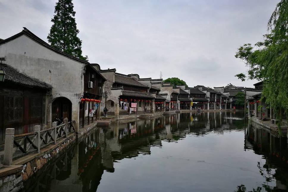逃出昏暗的房子